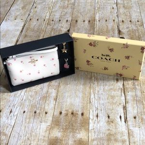 SALE!! NEW COACH DITSY DAISY CORNER ZIP WRISTLET!